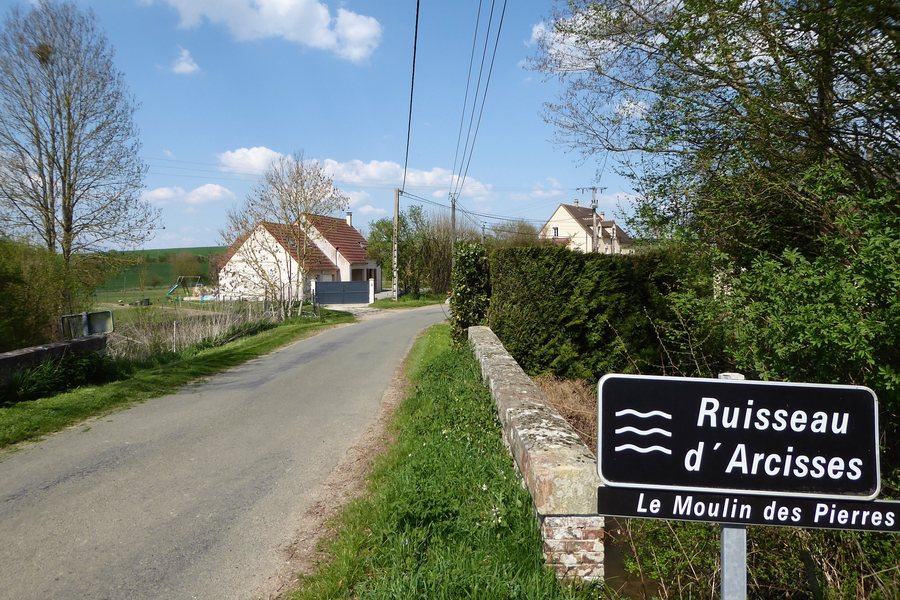 File:Brunelles ruisseau d'Arcisses moulin des pierres Eure-et-Loir France.jpg