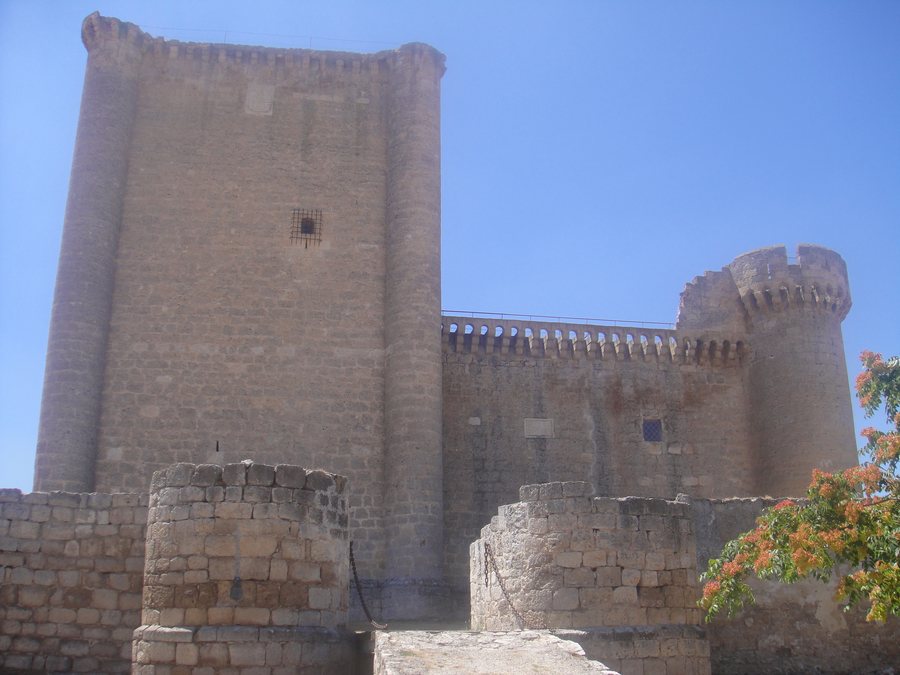 File:Exterior del castillo de Villafuerte de Esgueva--1.JPG