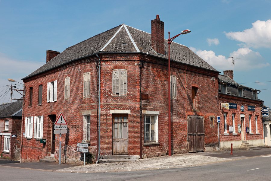 File:Marly-Gomont - Plaque de cocher sur un mur de maison.jpg