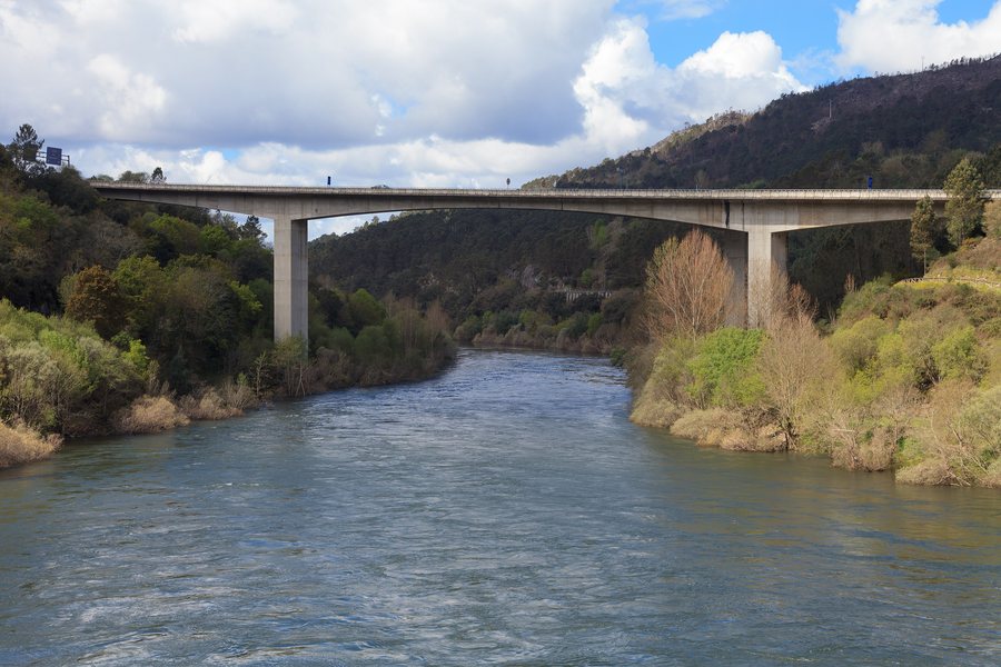 File:Vista do río Miño desde a Burga de Canedo. Ourense. Galiza.jpg