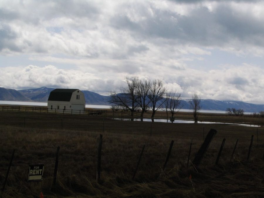 Landschaft am Bear Lake bei Paris, Idaho, mit See, Feldern und Bergen