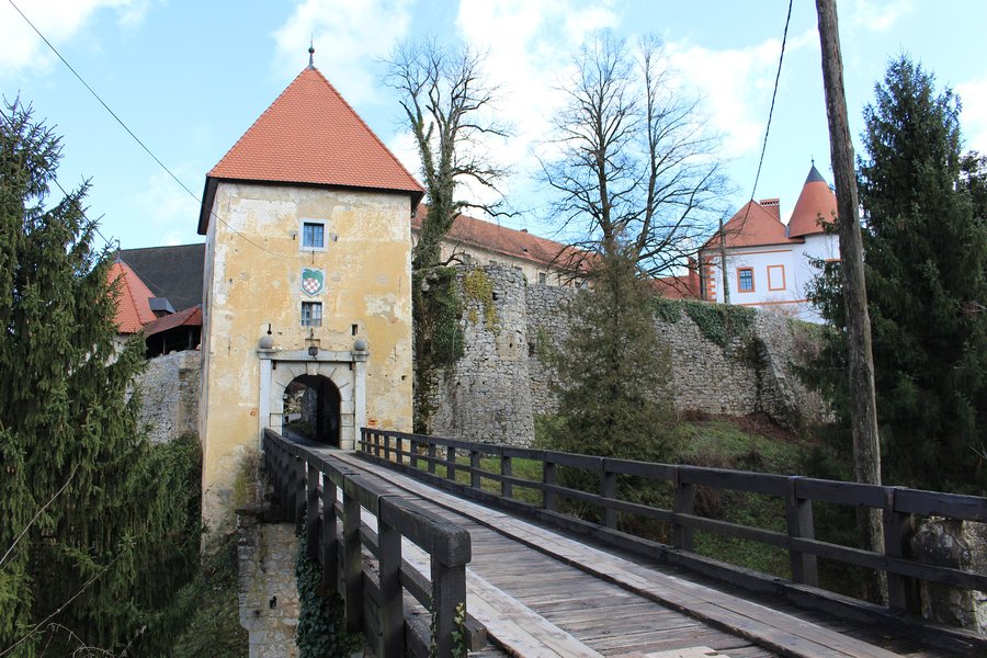 File:Stari grad Ozalj.jpg