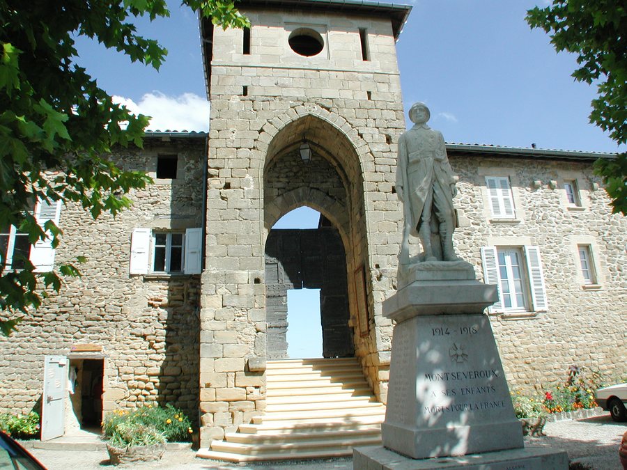 File:Entrée du Château de Montseveroux France, Isère.JPG