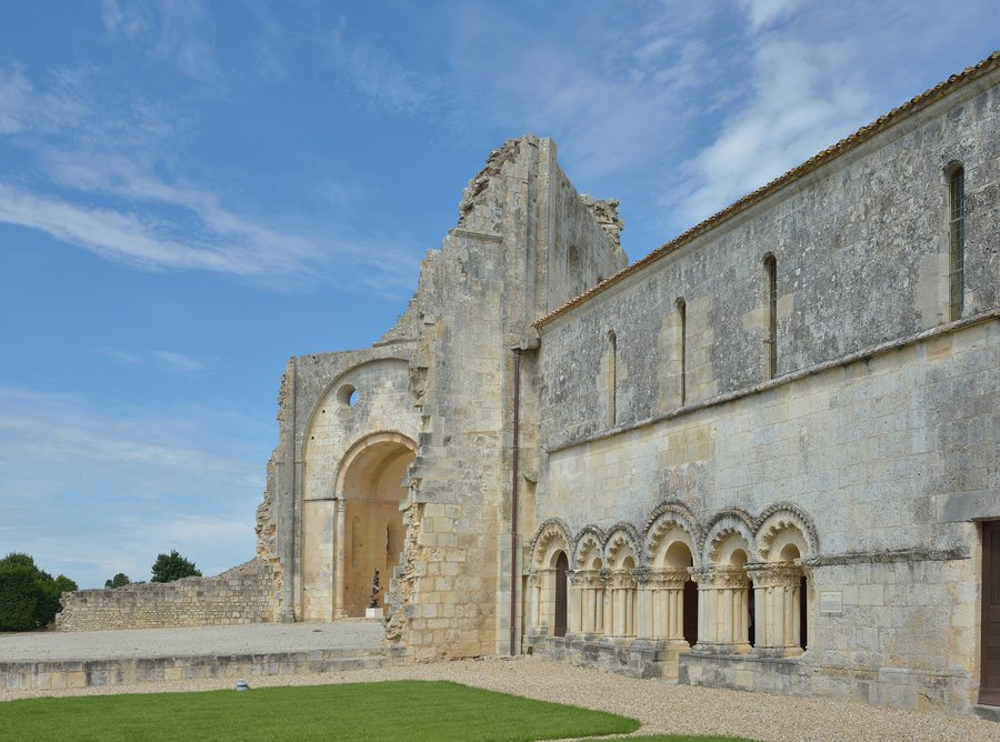 File:Abtei von Trizay.JPG
