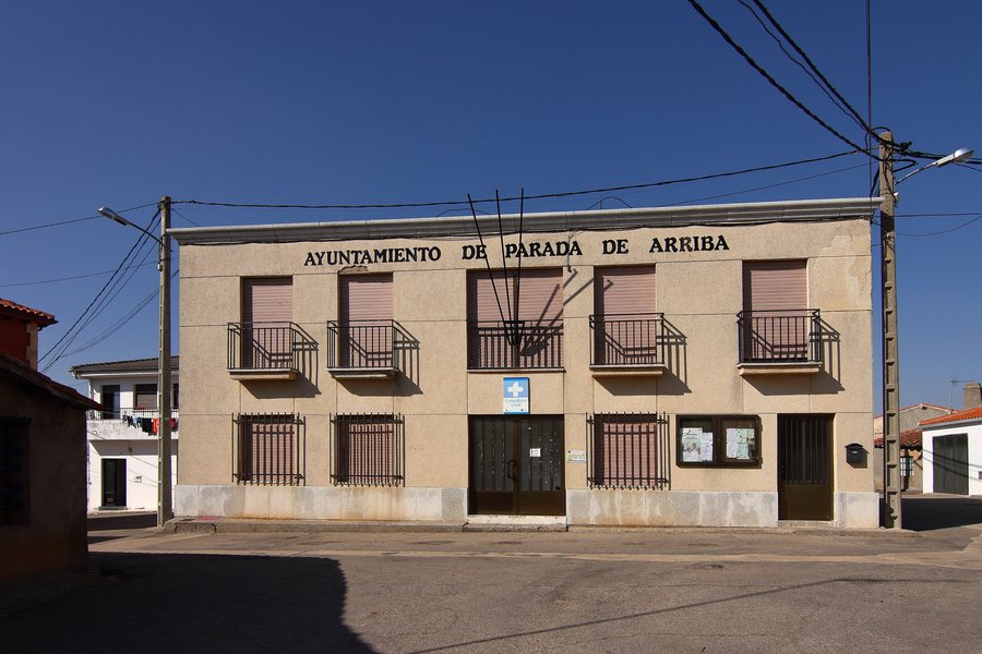 File:Parada de Arriba, Ayuntamiento.jpg