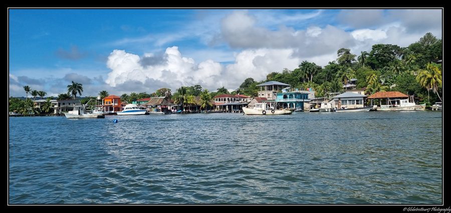 Tropische Flusslandschaft am Río Dulce bei Livingston in Izabal, Guatemala.