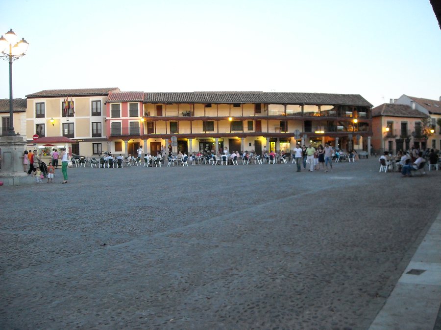 File:Plaza de Segovia, Navalcarnero.JPG