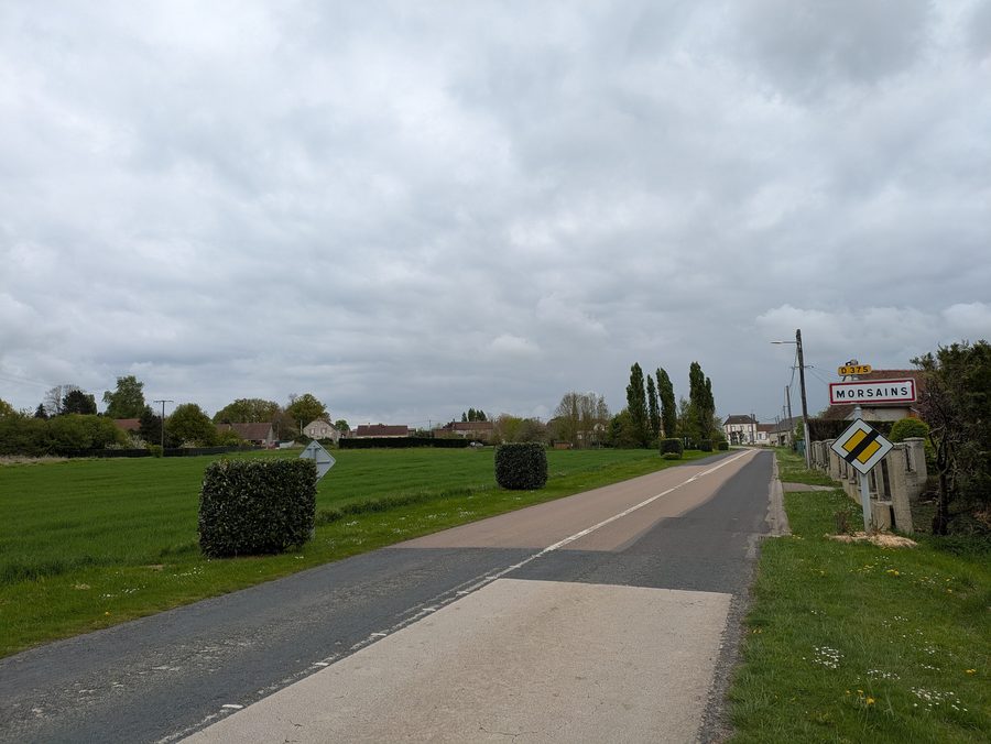 Northern entrance to Morsains on the RD375