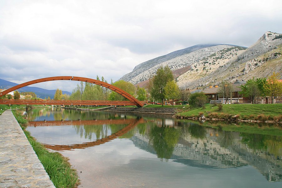File:Velilla del Río Carrión.Palencia. (5664416576).jpg