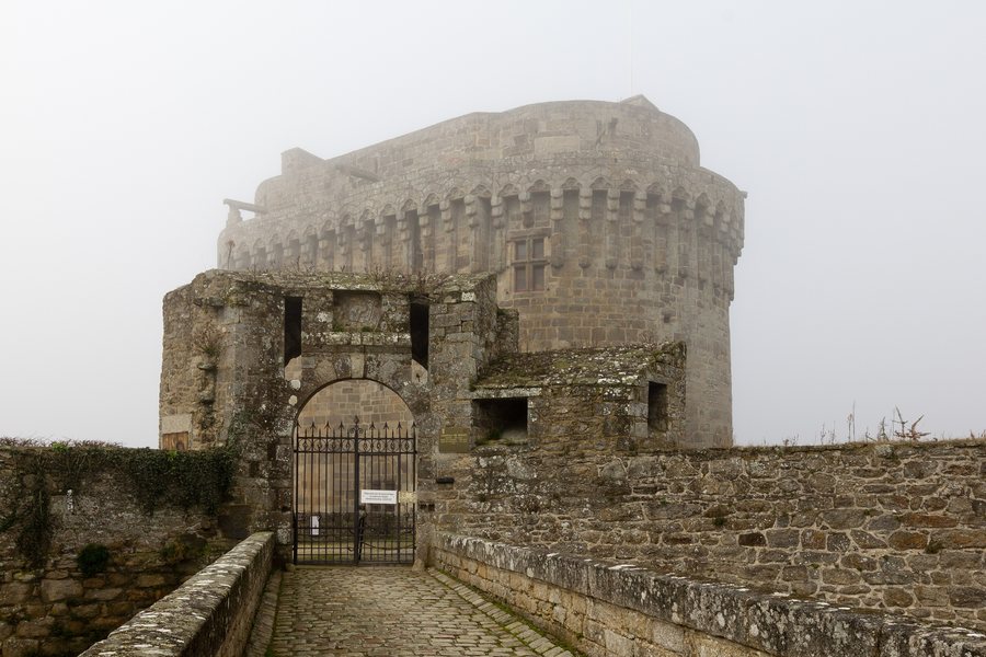 File:Porte du donjon de Dinan, France.jpg