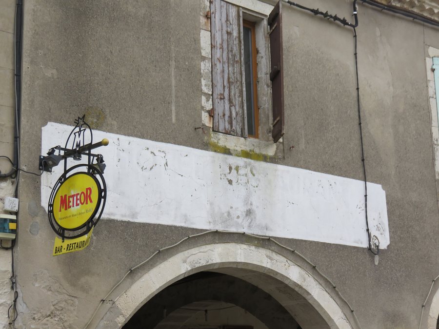 File:Castelsagrat - Ancien marquage hôtel-restaurant (mai 2018).jpg