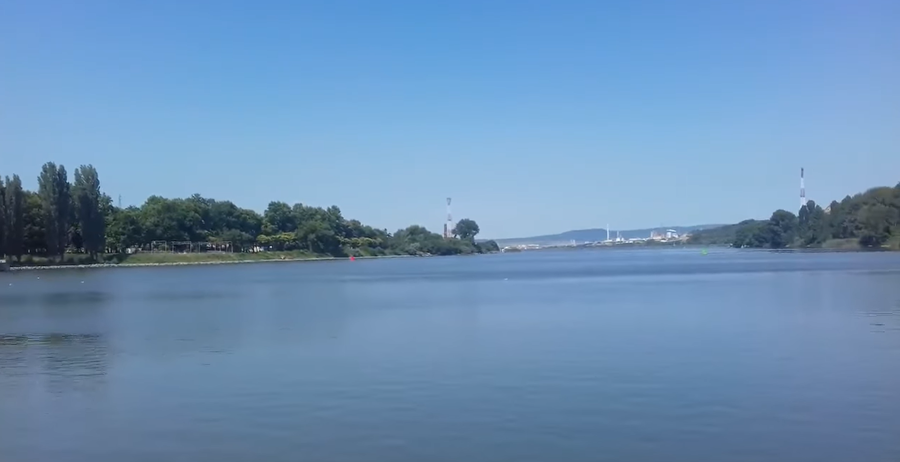 Blick vom Fährschiff über den Beloslav-See nach Westen