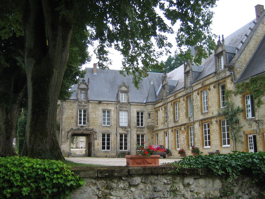 File:Vue chateau Cornay Ardennes France.jpg