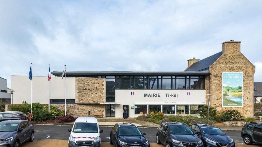 File:Town hall of Trébeurden-3462.jpg