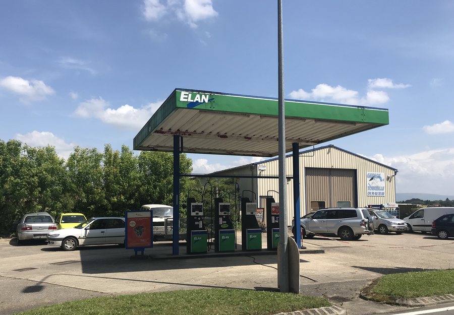 File:Station-service à La Tournelle à Pirajoux (Ain, France).JPG
