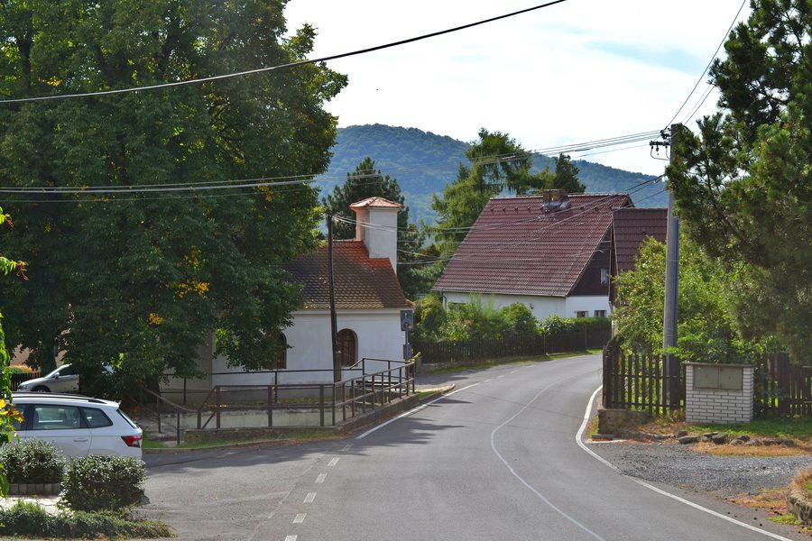 Dorfplatz mit Kapelle in Lukov im Okres Teplice