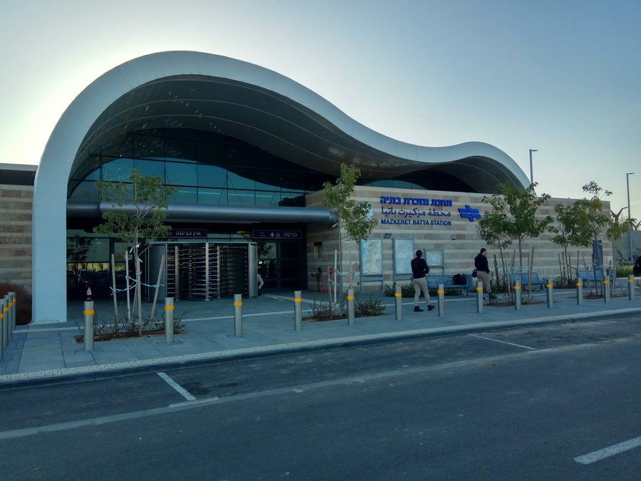 Mazkeret Batya railway station