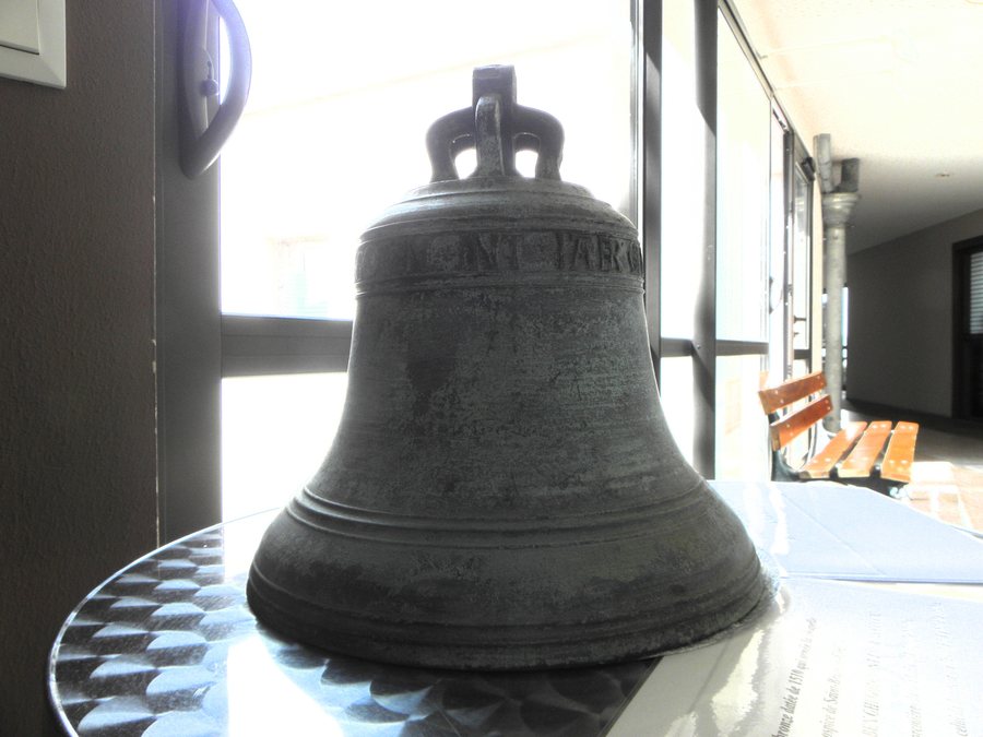 File:Saint-Brice-en-Coglès (35) Cloche de l'ancienne chapelle de l'hôpital 03.jpg