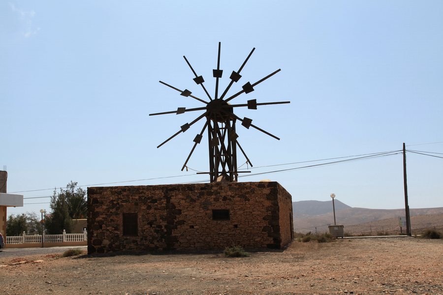 File:Antigua Valles de Ortega - Calle General Moscardo - windmill 01 ies.jpg