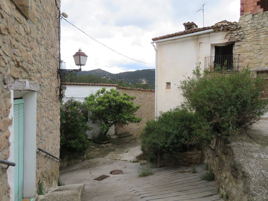 File:Aldea Los Villanuevas, localidad de Olba, provincia de Teruel, Aragón.jpg