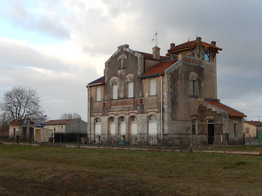 File:FR 17 Saint Hilaire de Villefranche - Gare de Saint Hilaire Brizambourg.JPG
