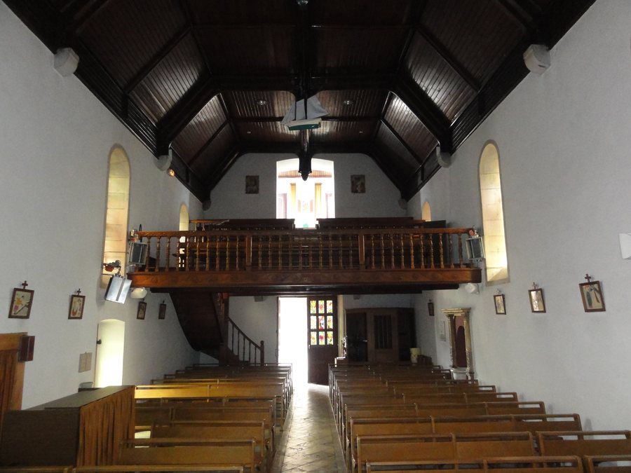 File:Bassussarry interieur de l'église avec balcon.JPG