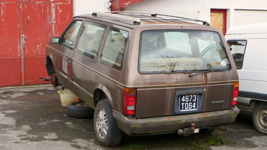 File:Chrysler Voyager, Ainhoa, France (19215368394).jpg