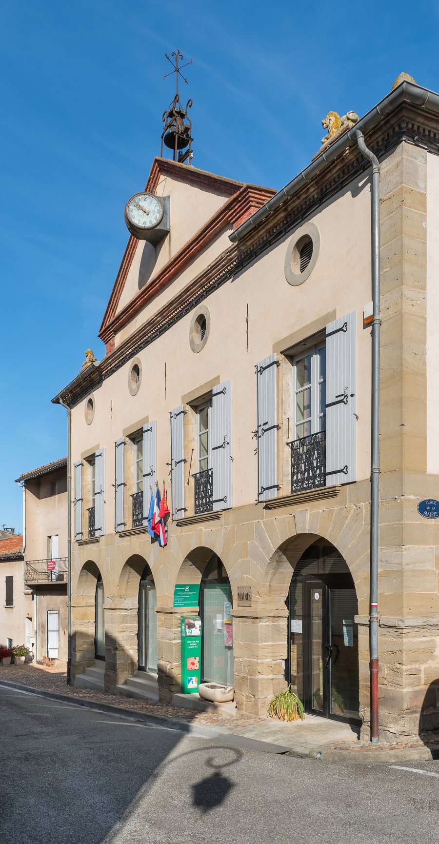 File:Town hall of Saint-Papoul (2).jpg