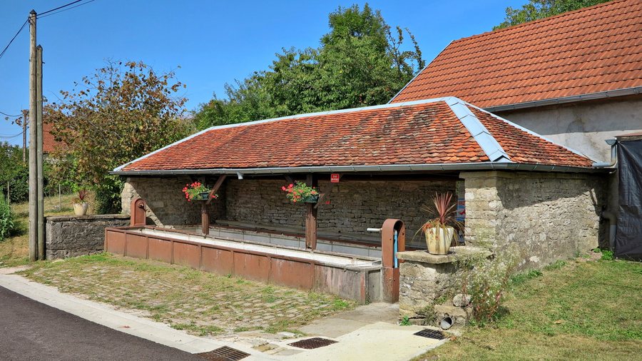 File:Mondon, le lavoir-abreuvoir.jpg