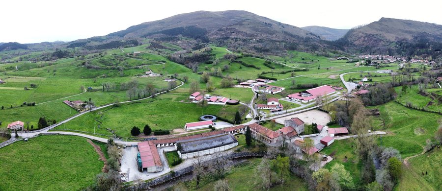 File:Centro Militar de Cría Caballar, Mazcuerras.jpg