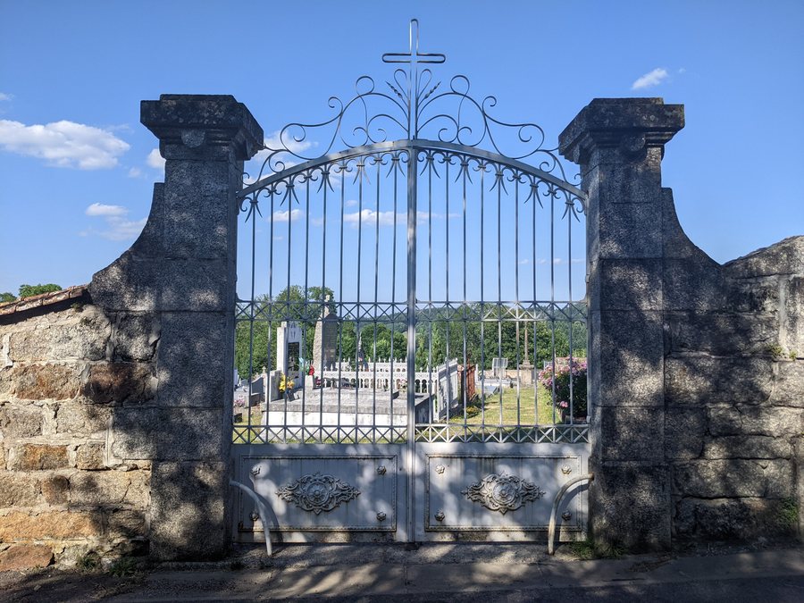 File:Cimetière de Saint-Didier-sur-Rochefort - Portail (juin 2023).jpg