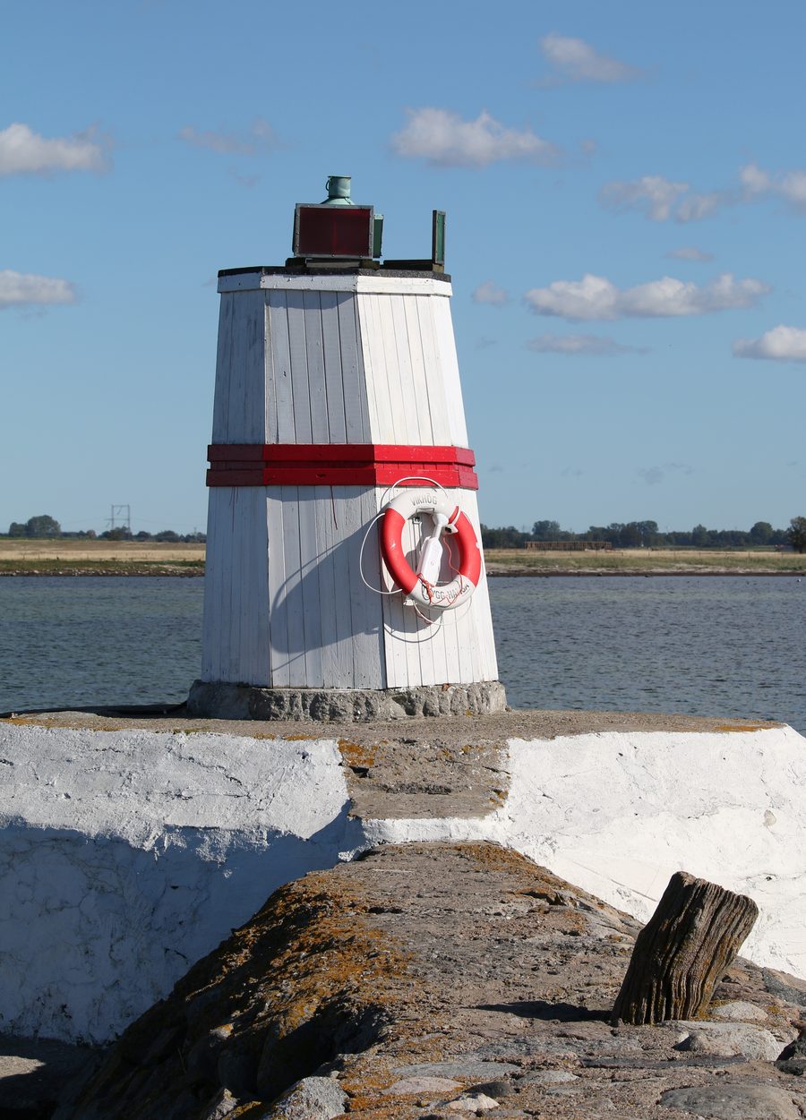 Vikhög's lighthouse by the coast