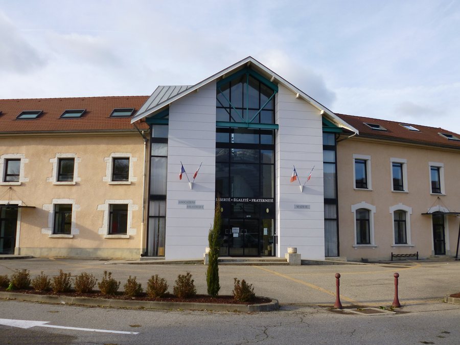 File:Mairie.de.Saint-Etienne-de-Crossey.jpg