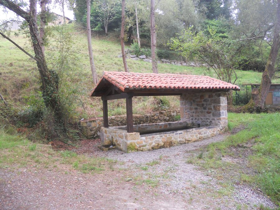 File:Antiguo lavadero y fuente 