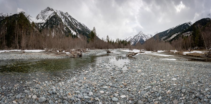 Panoramablick auf den Fluss Psysh im Zelenchuksky District