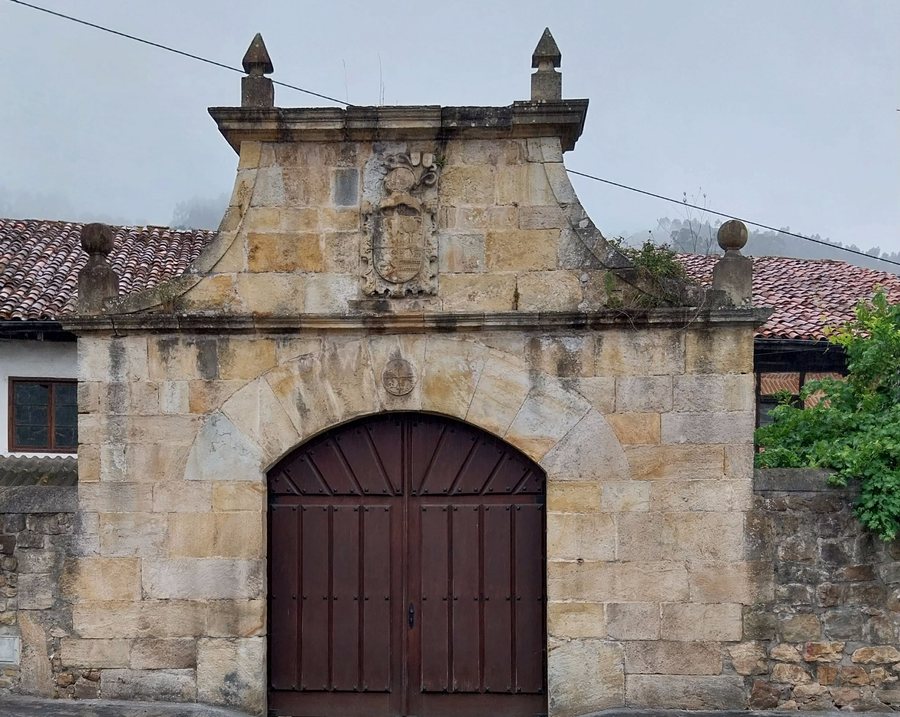 File:Los Corrales de Buelna, Lombera, Portalada de los Palacios 1.jpg