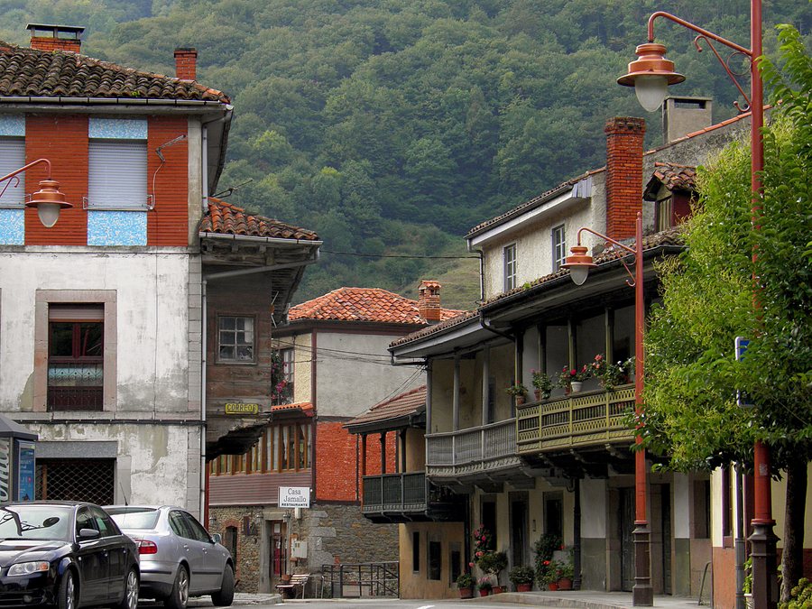 File:Bárzana (Quirós, Asturias).jpg
