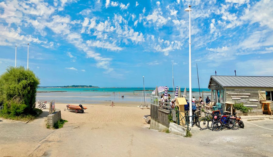 File:Lancieux-acces-est-plage-Saint-Cieux-byRundvald-U2.jpg