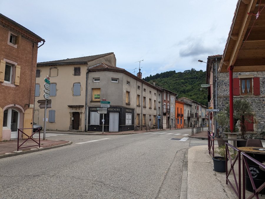 File:Pont-de-Labeaume - Traversée village RN 102 direction sud (juin 2024).jpg