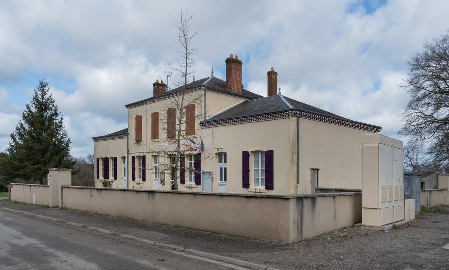 File:Town hall of Verneuil-Moustiers (1).jpg