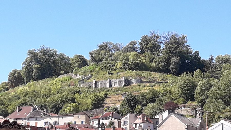 File:Joinville - vestiges du château d'En-Haut, le 12-08-2022.jpg