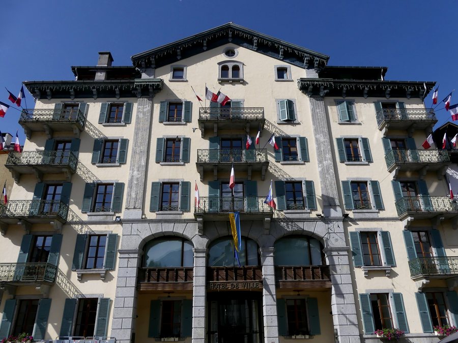 File:Hôtel de ville de Chamonix-Mont-Blanc (juin 2022).JPG