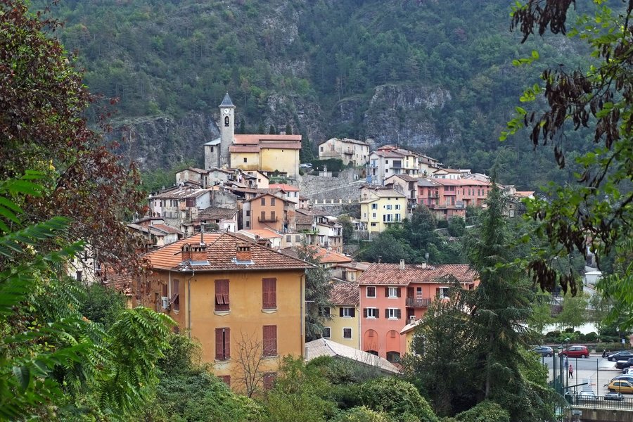 File:Vue du village de Lantosque depuis le Pivol.jpg
