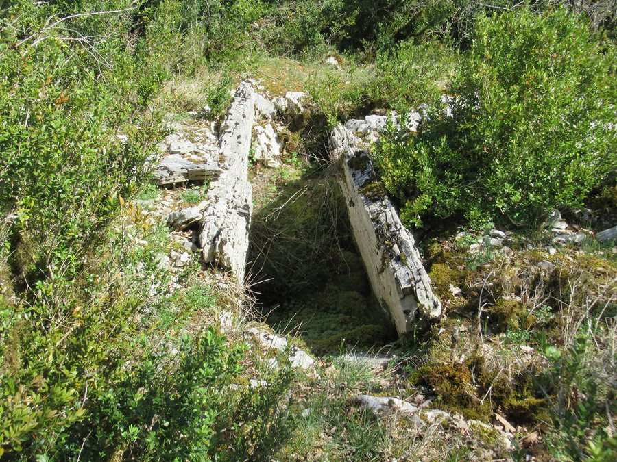 File:Dolmen de Lalbrade, Larnagol, Lot, France.jpg