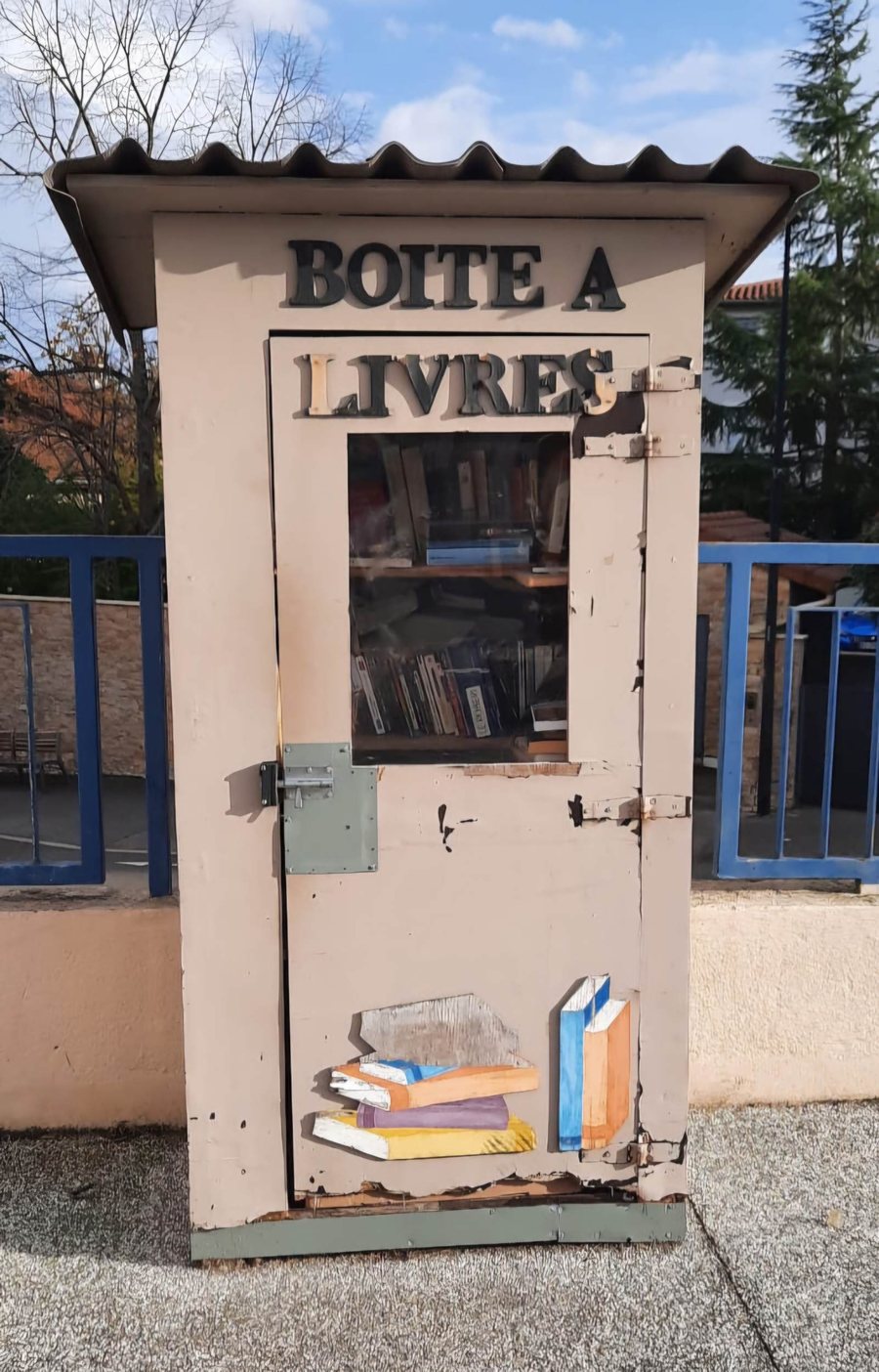 File:Saint-Genis-les-Ollières - place Georges-Pompidou - boîte à livres.jpg