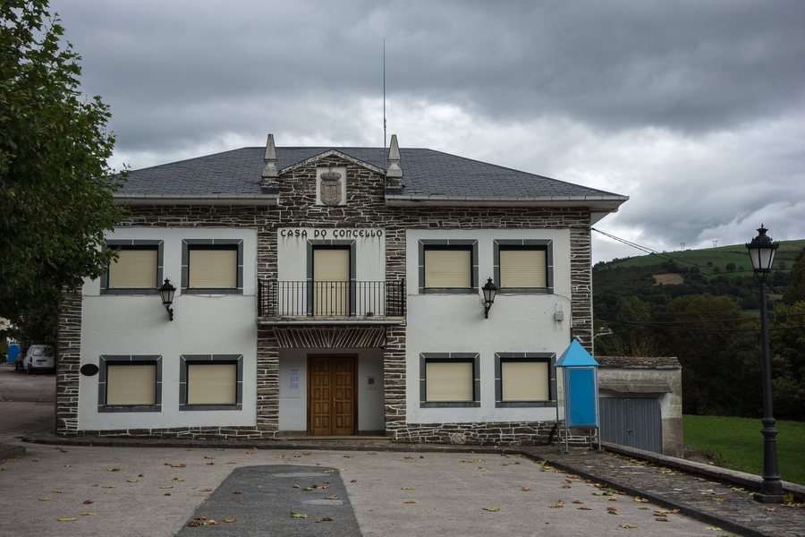 File:Casa do concello, Triacastela, Lugo.jpg