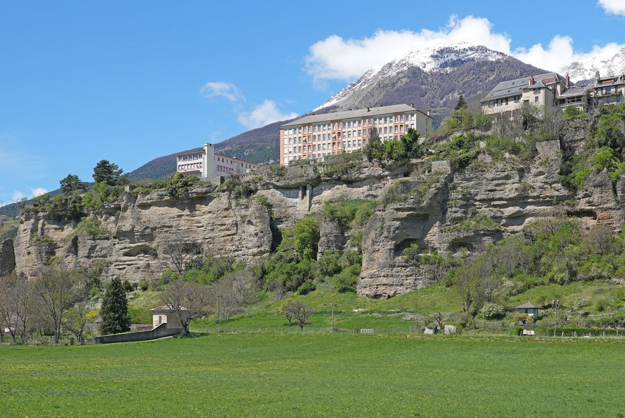 File:Embrun perché sur sa falaise (Hautes Alpes, France) DSC01123.jpg