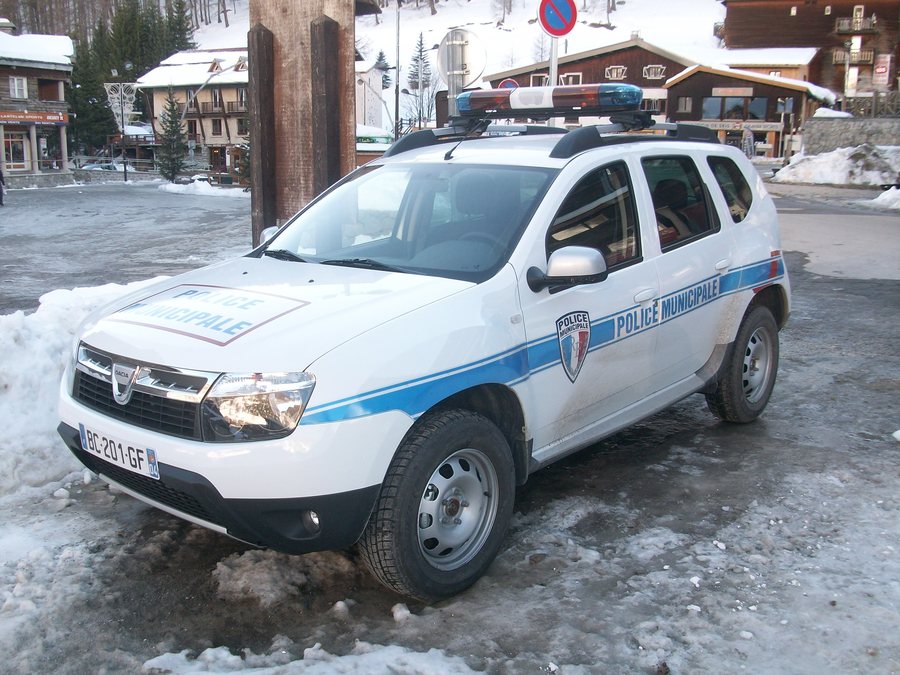 File:Duster Police municipale la Foux d'Allos.JPG