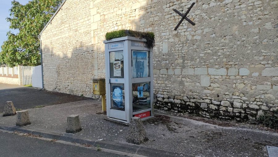 File:Maulay - Le Bourg - boîte à livres.jpg