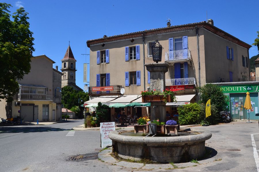 File:Luc-en-Diois Place de la Fontaine.jpg
